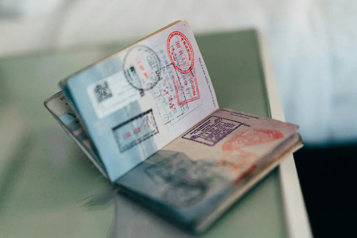 Открытый загранпаспорт со штампами для заполнения анкеты на шенгенскую визу