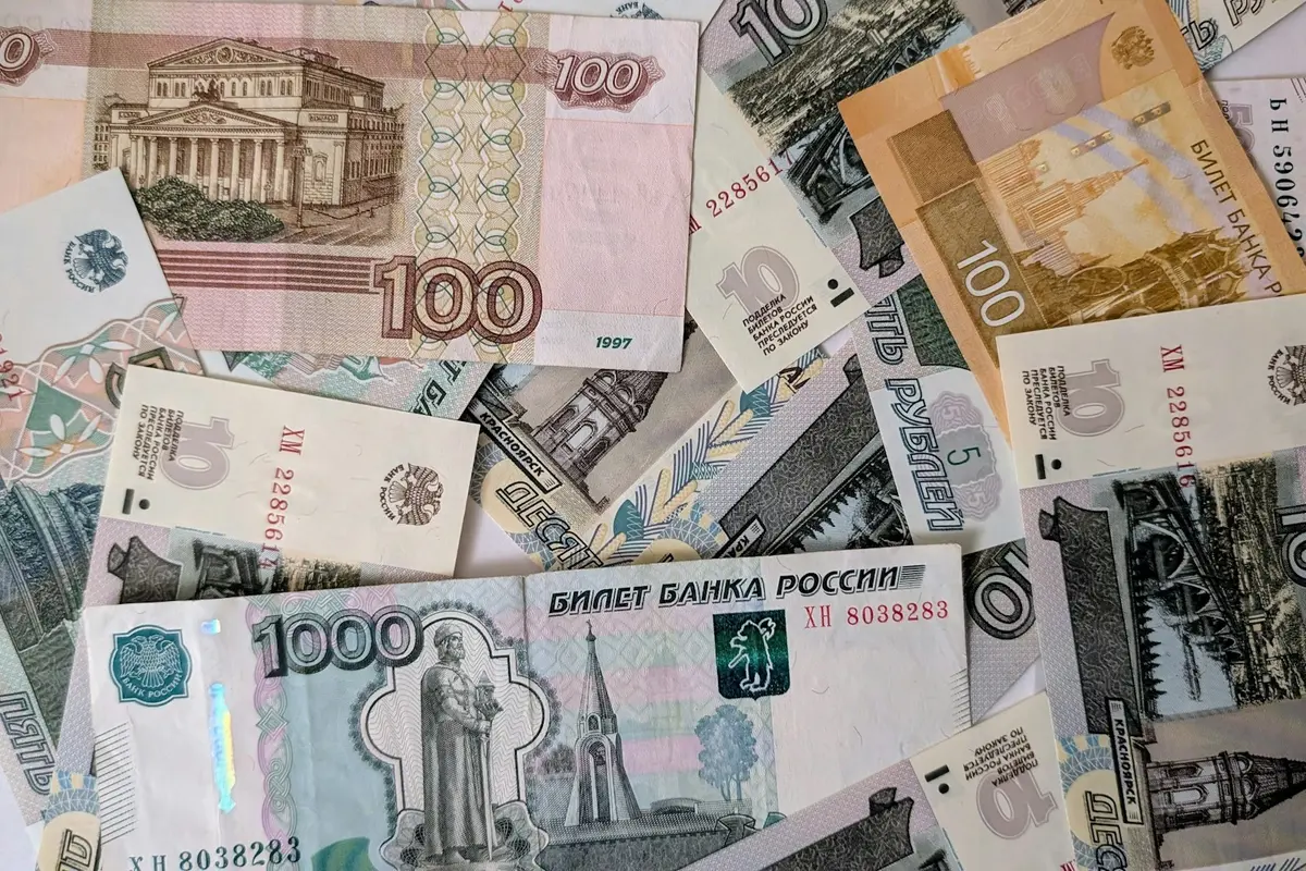 Вывоз наличных из России в 2026: сколько рублей и валюты можно